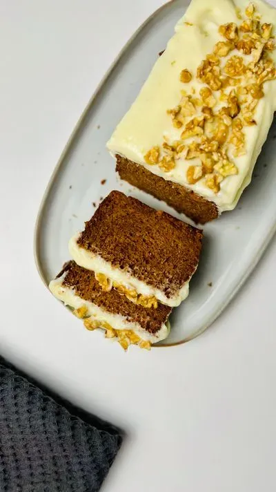 un gateau aux carottes sur une assiette