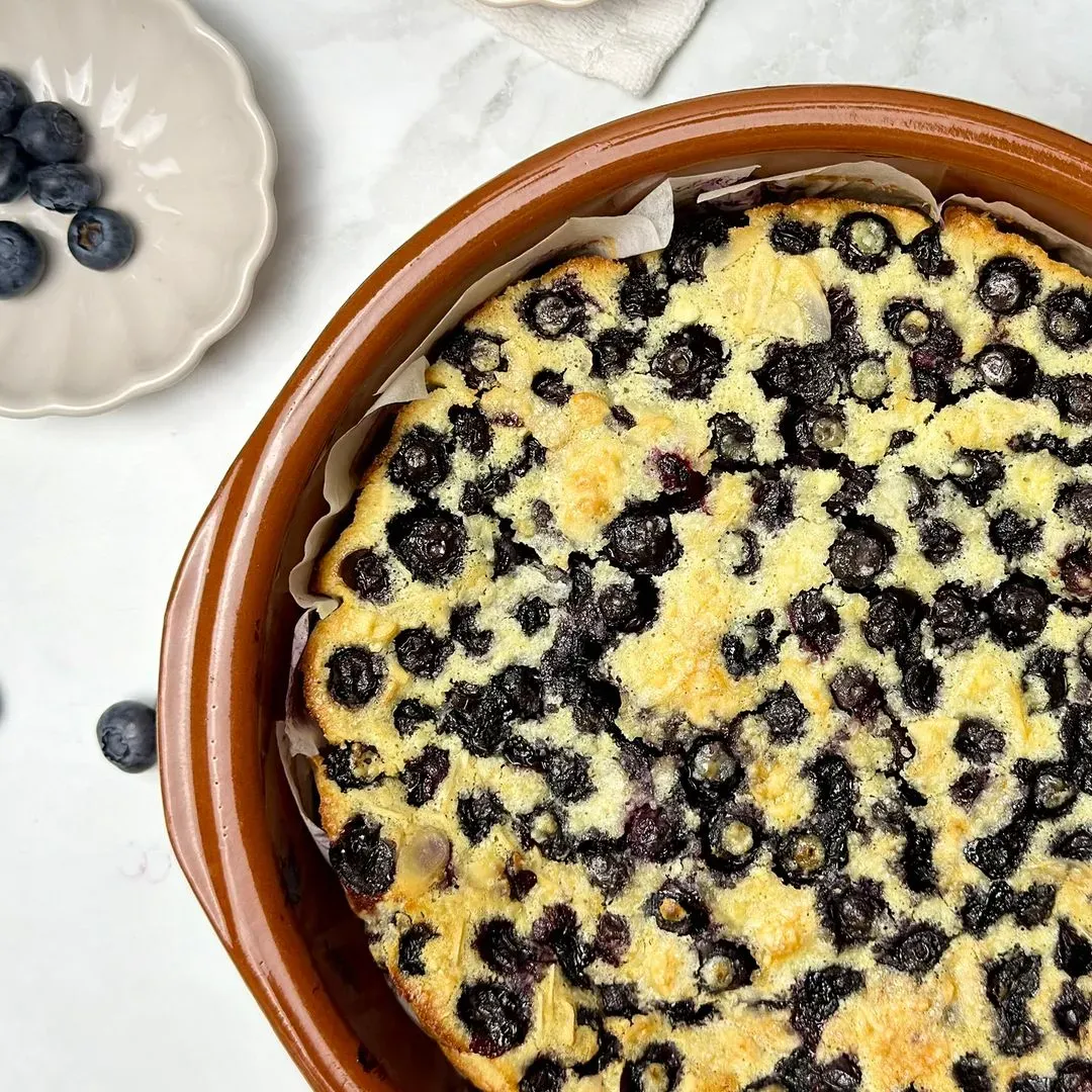 Clafoutis aux myrtilles un clafoutis aux myrtilles sur un plan de travail