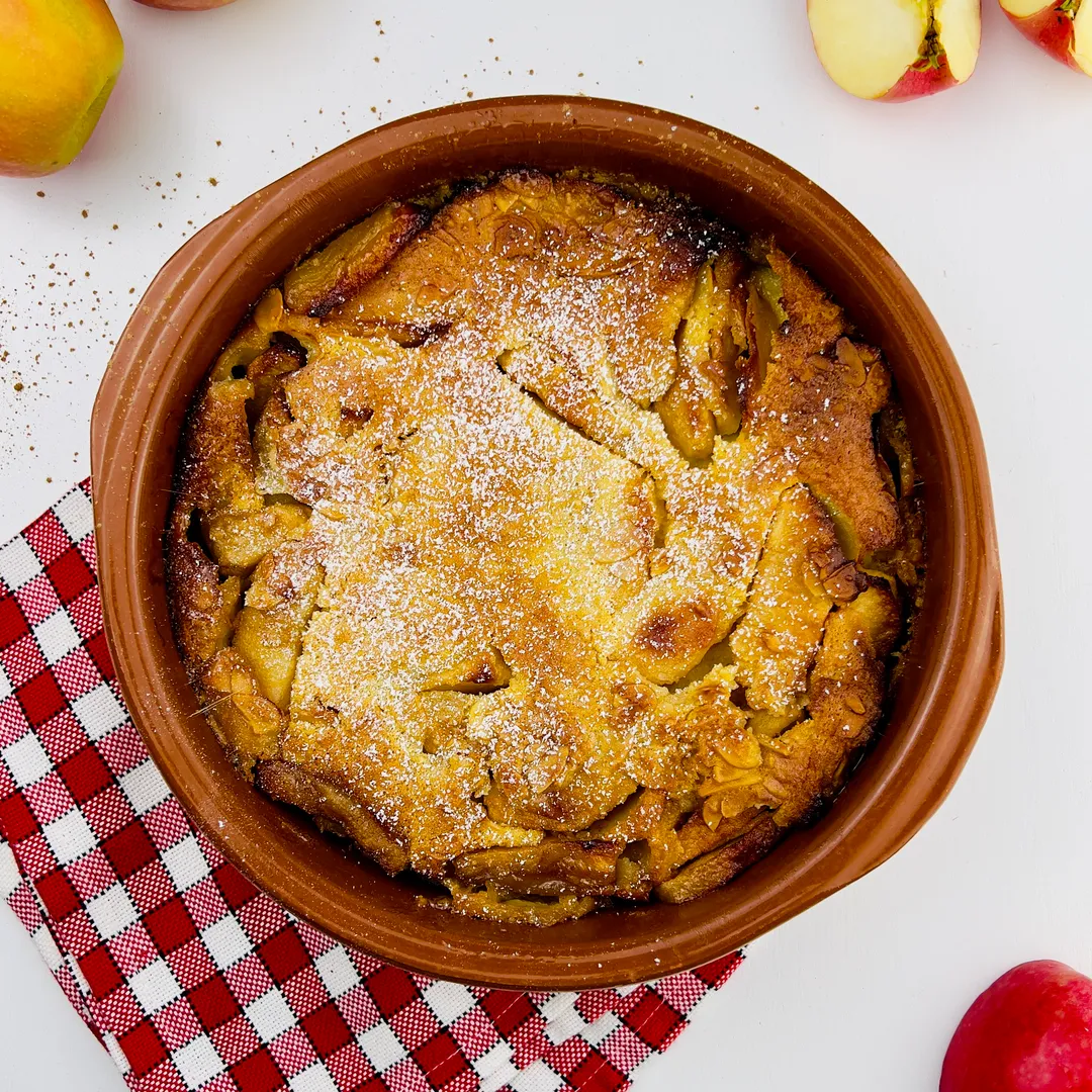 Un plat de clafoutis sur une table