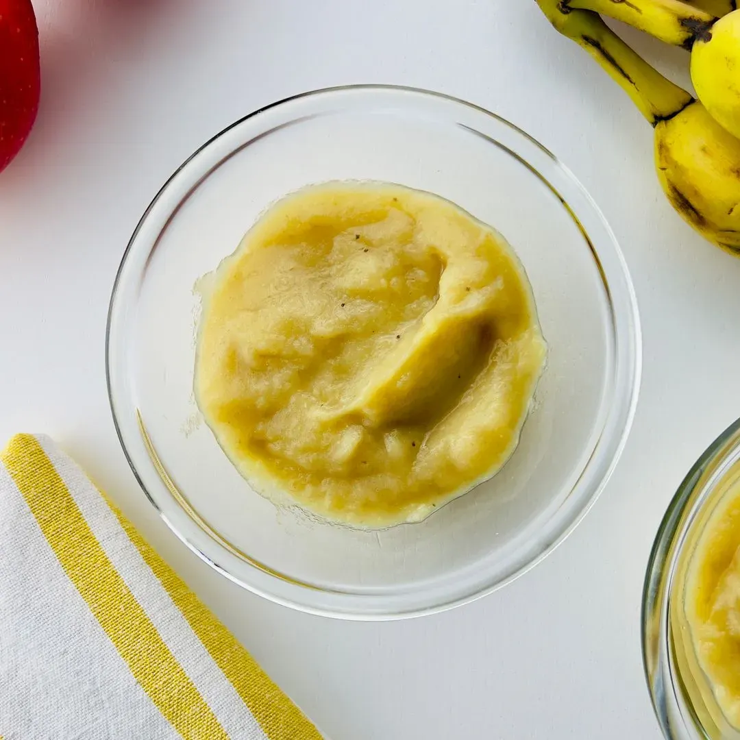 un pot avec de la compote pommes et bananes