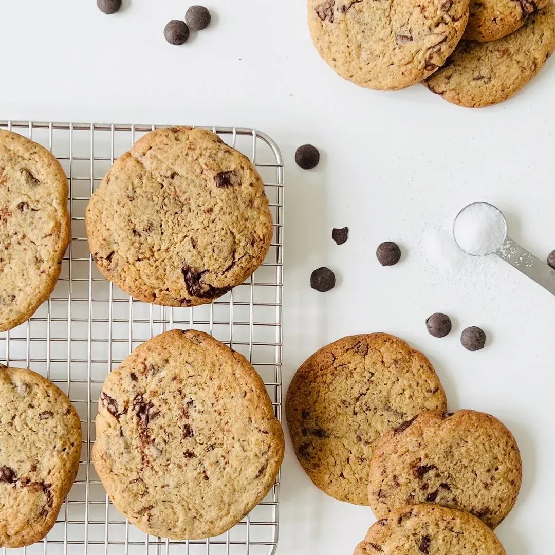 Des cookies sur une grille de séchage sur fond blanc 