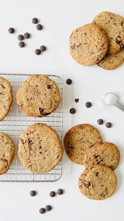 Des cookies sur une grille de séchage sur fond blanc 