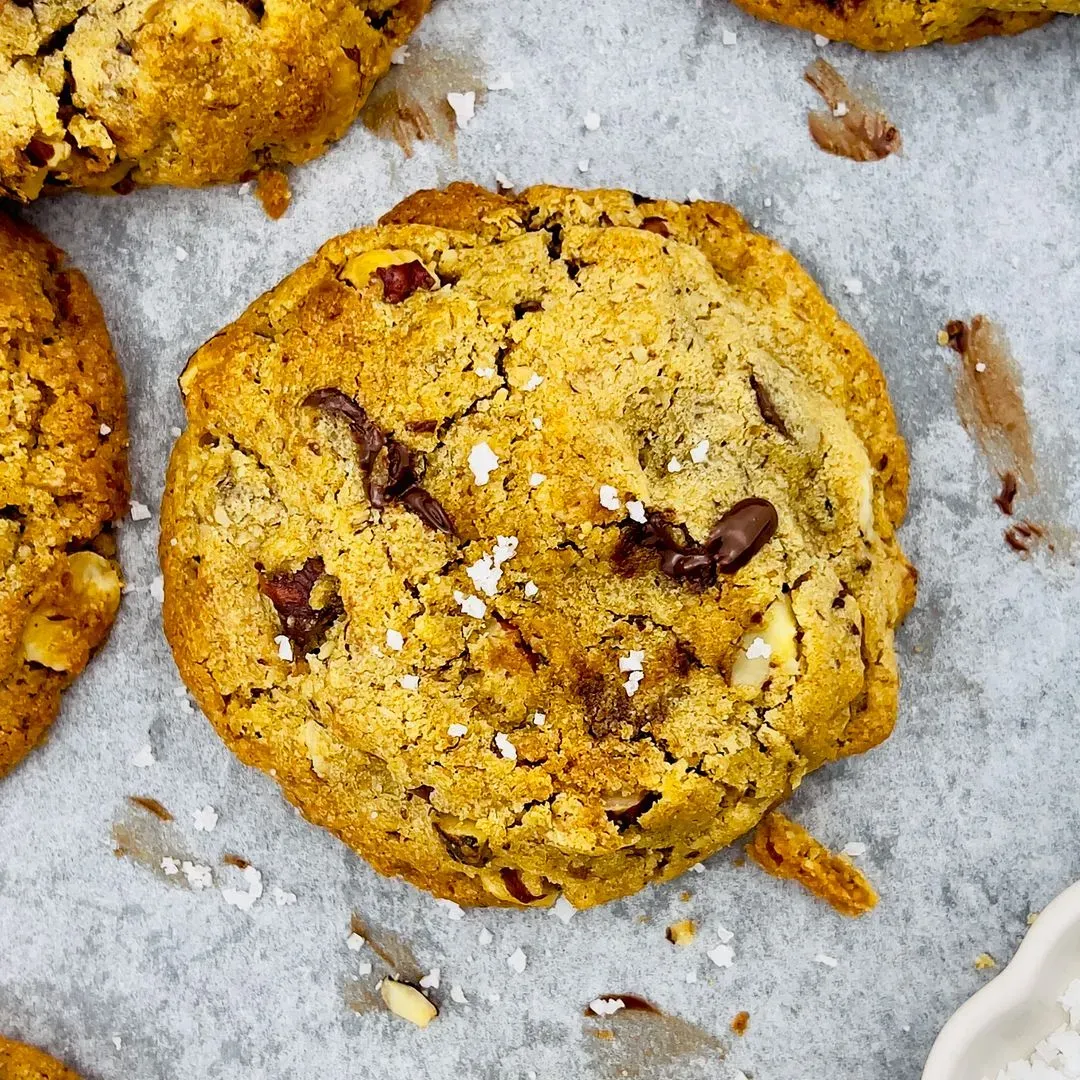 des cookies cookies chocolat noistetes sur une table