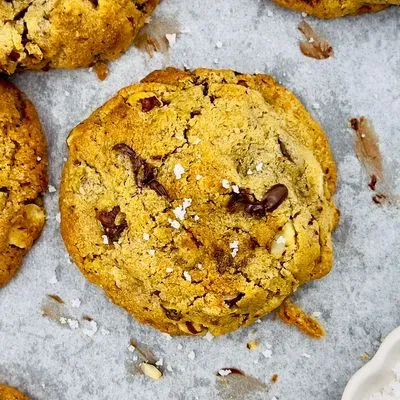 des cookies cookies chocolat noistetes sur une table