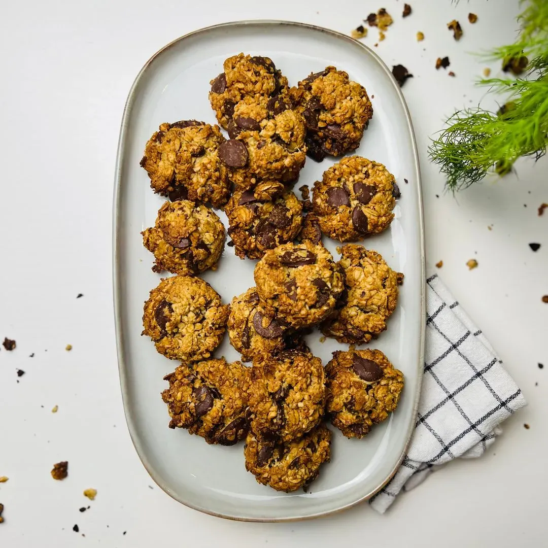 Cookies aux flocons d’avoines, beurre de cacahuètes et chocolat Des cookies présentés sur une assiette