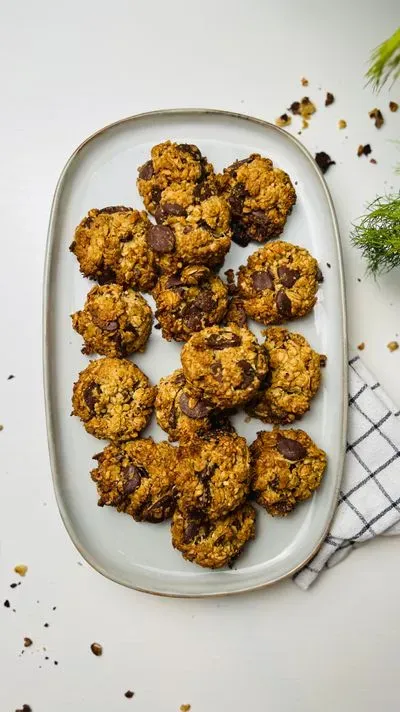 Des cookies présentés sur une assiette