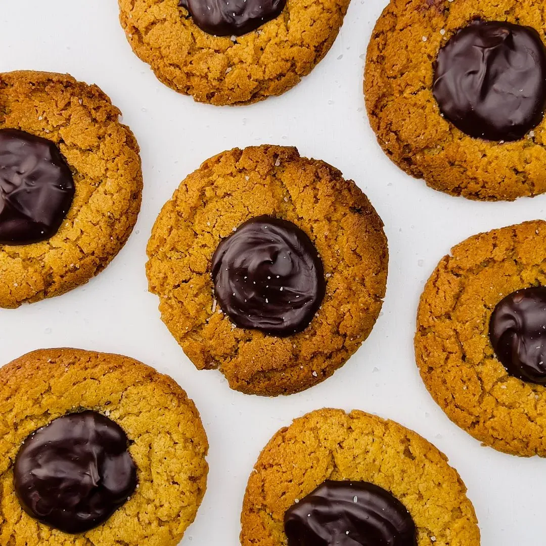 des cookies beurre de cacahuète et chooclat sur un plan de travail