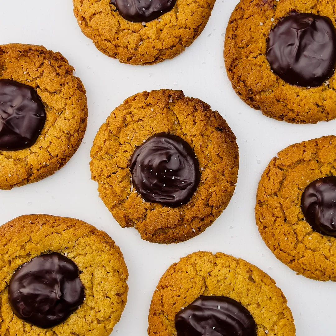 des cookies beurre de cacahuète et chooclat sur un plan de travail