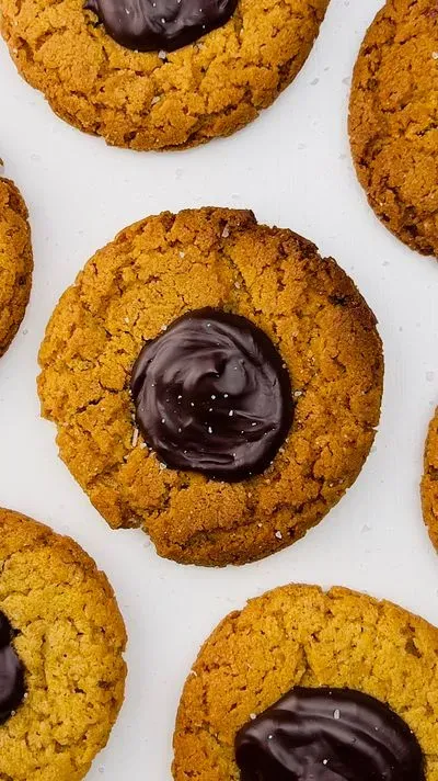 des cookies beurre de cacahuète et chooclat sur un plan de travail