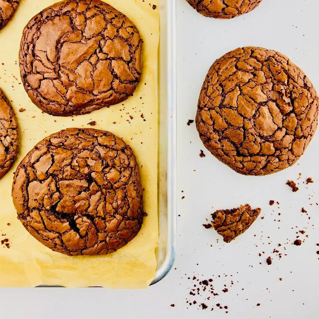 des cookies brownie sur une plaque de cuisson