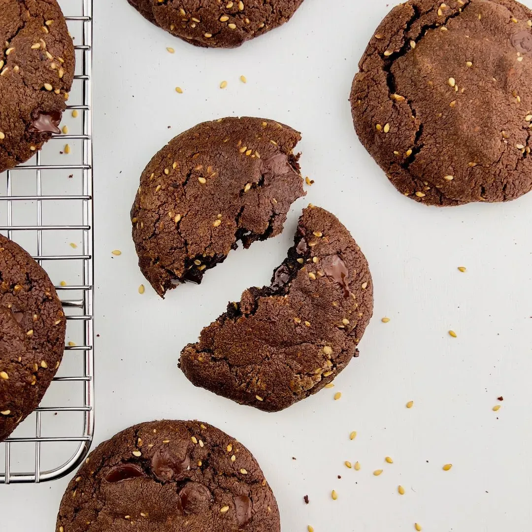 des cookies chocolat sesame sur une grille de cuisson