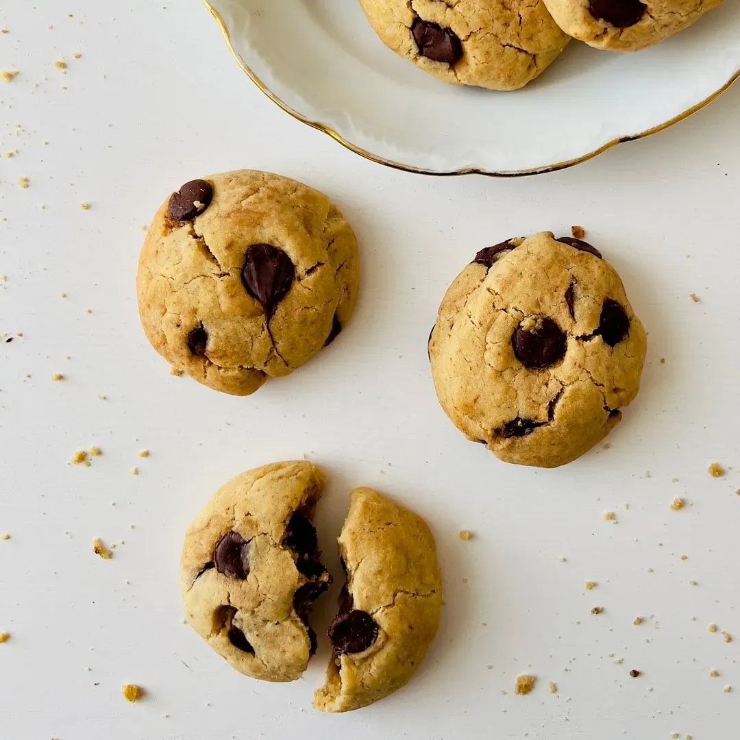 vue d'en haut de cookies à l'huile de coco