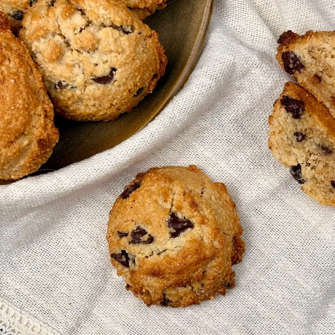 des cookies amandes et chocolat sur une assiette