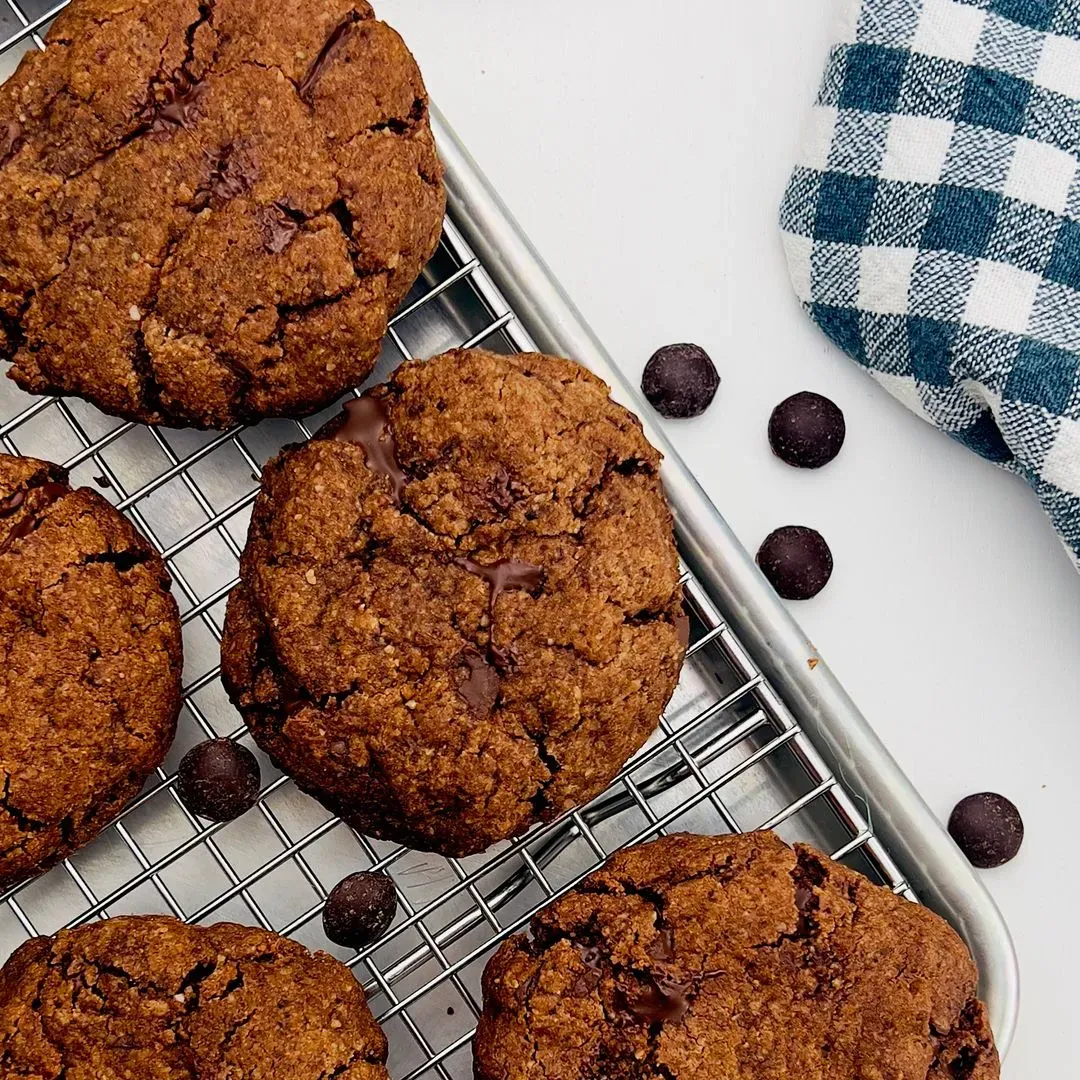 des cookies au chocolat sur une plaque