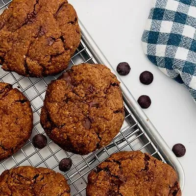 des cookies au chocolat sur une plaque