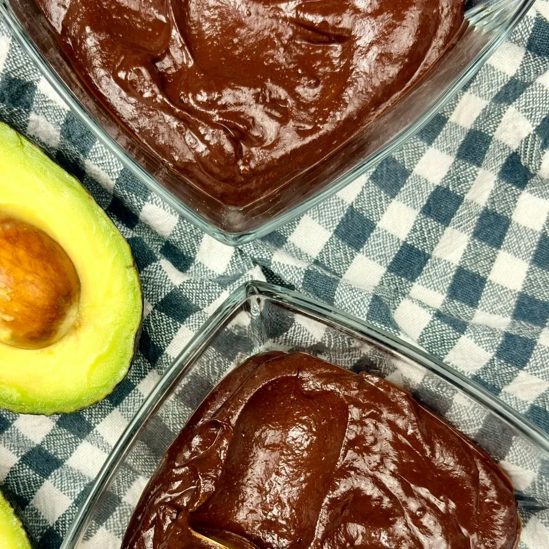 Crème avocat chocolat crème avocat chocolat dans un ramequin