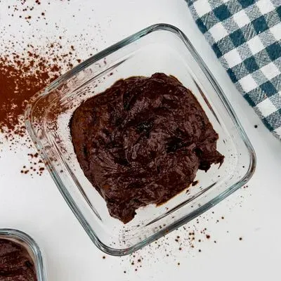 crème avocat chocolat dans un ramequin