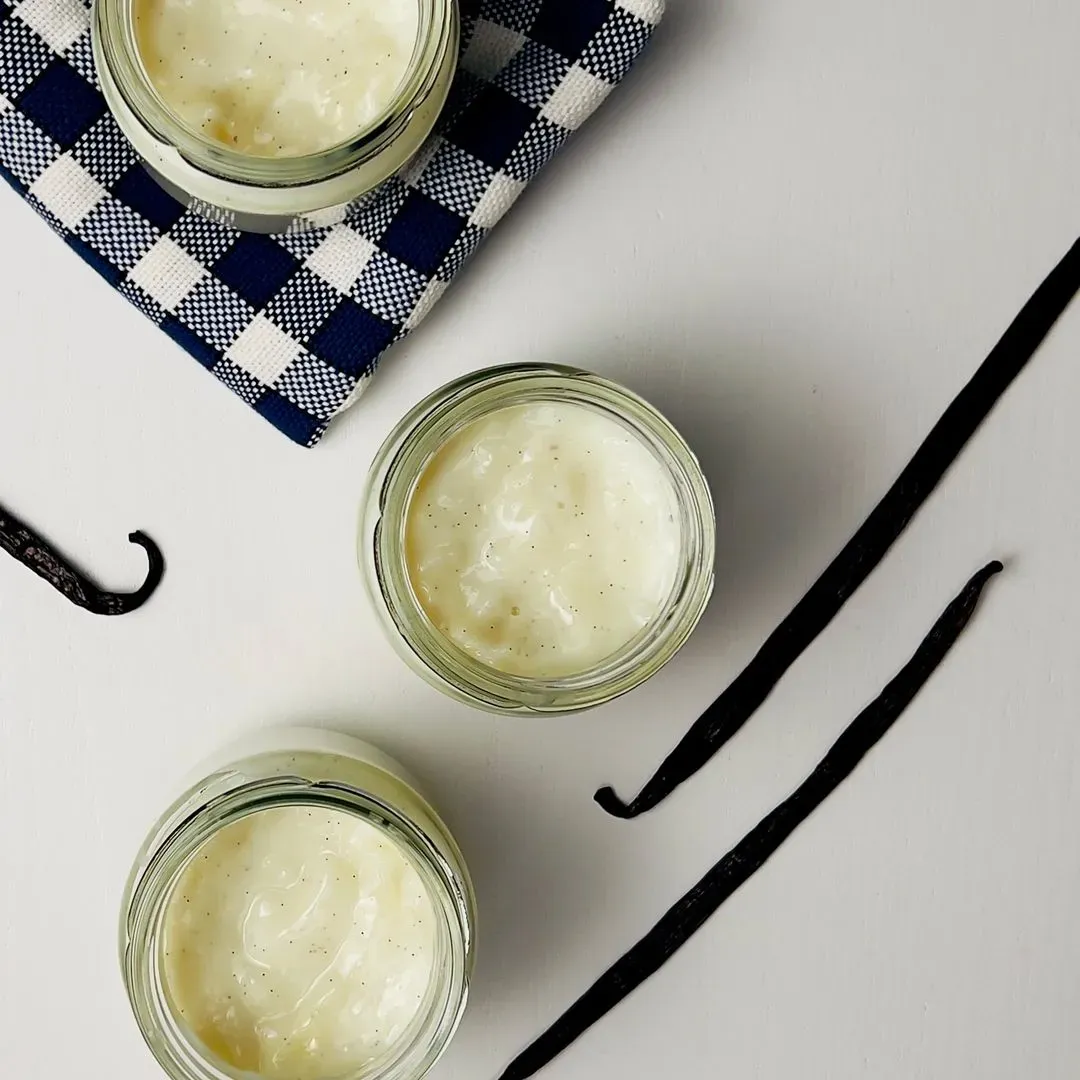 des crèmes dessert à la vanille dans des ramequins