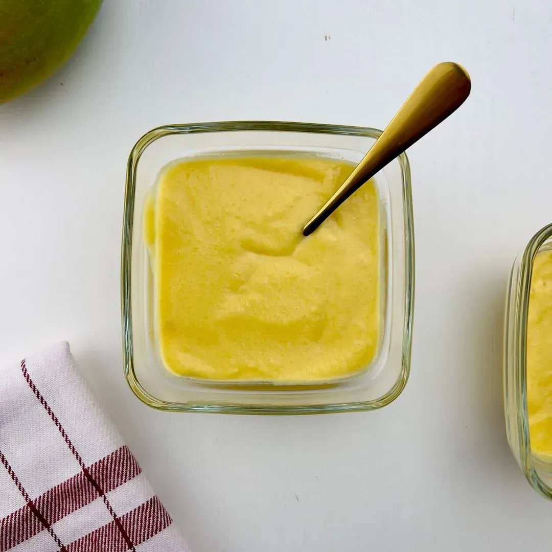 Crème mangue coco Un crème mangue coco dans ramequin