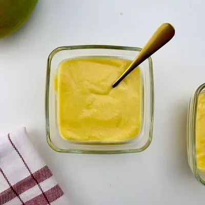 Un crème mangue coco dans ramequin