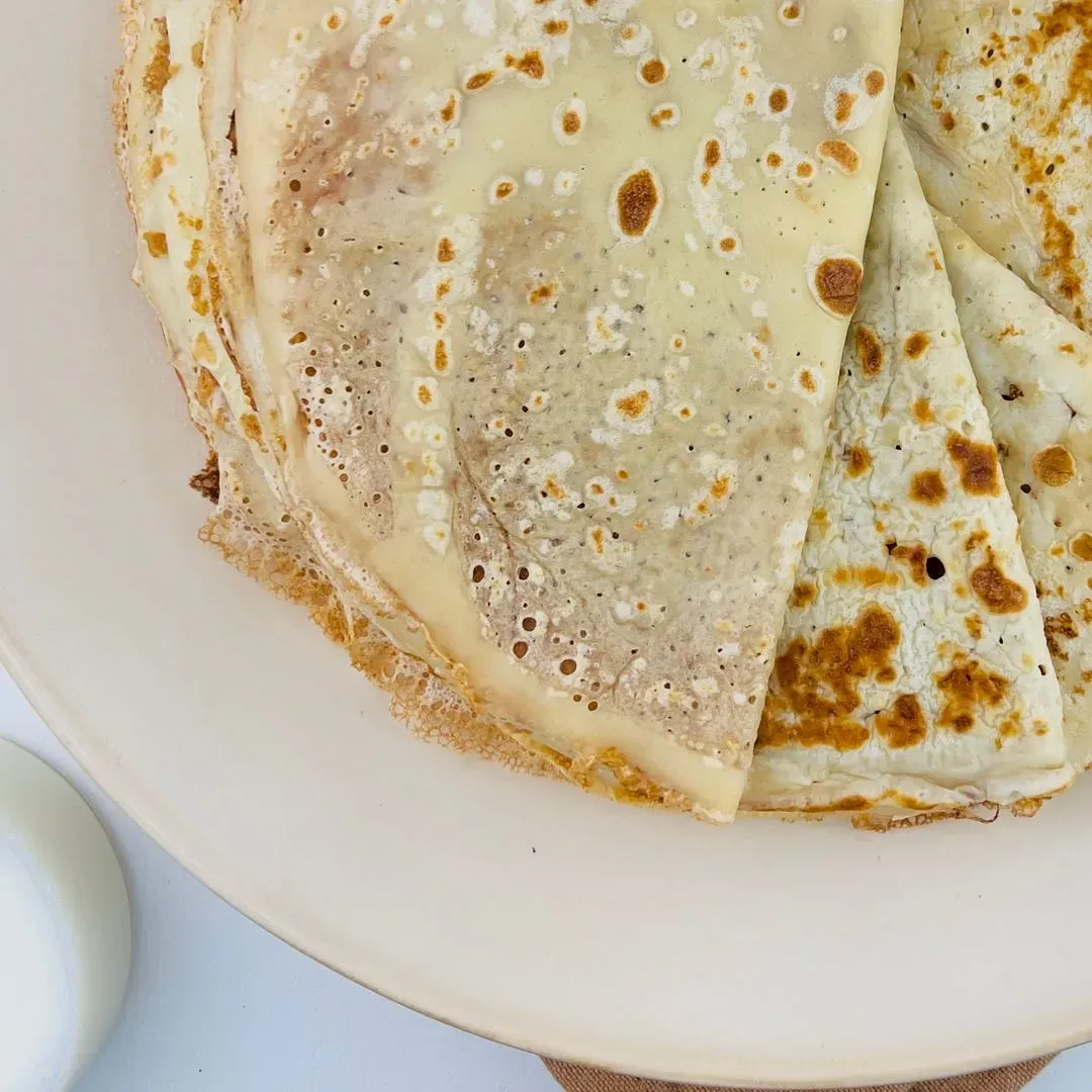 des crêpes empilées sur une assiette