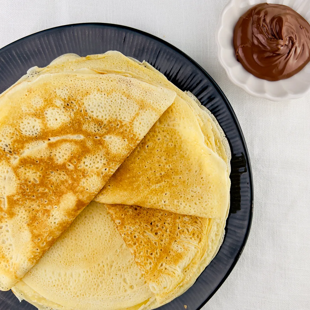 une pile de crepes sans lait (à l'eau) avec du nutella