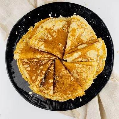 des crêpes aux flocons d'avoine sur une assiette noire