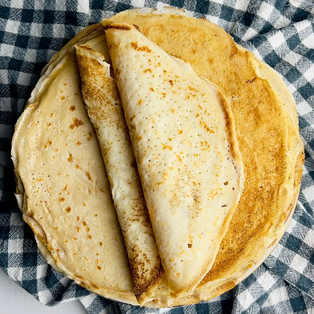 une pile de crêpes sur une assiette