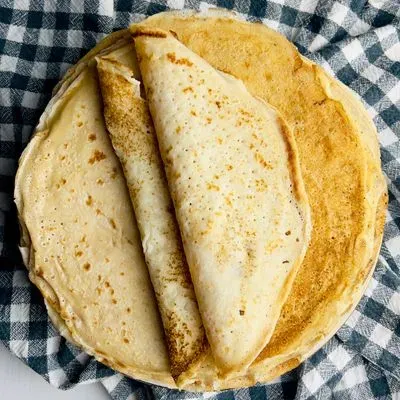 une pile de crêpes sur une assiette