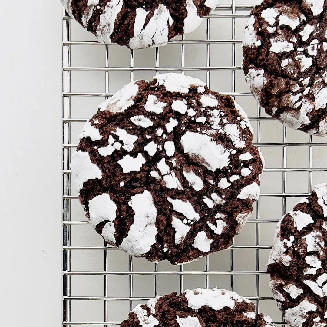 des crinkles au chocolat sur un plateau