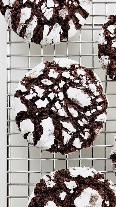 des crinkles au chocolat sur un plateau