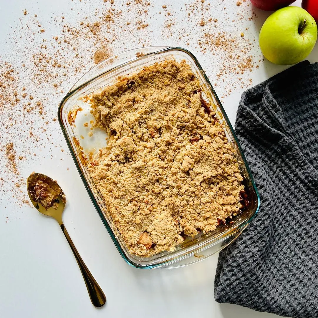 un plat de crumble aux pommes sur une table