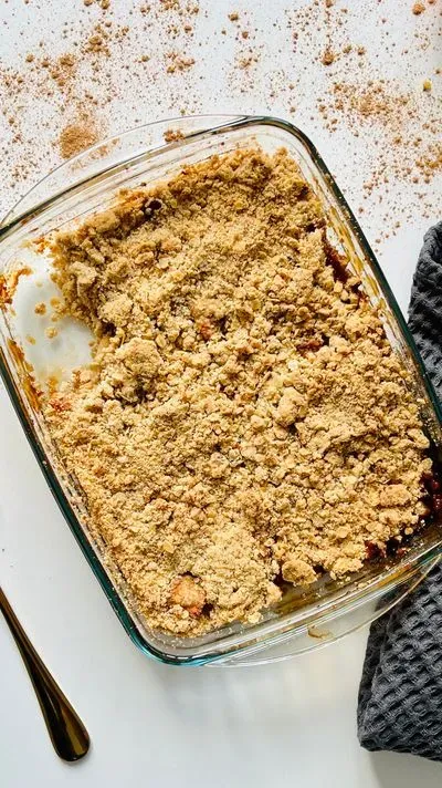 un plat de crumble aux pommes sur une table