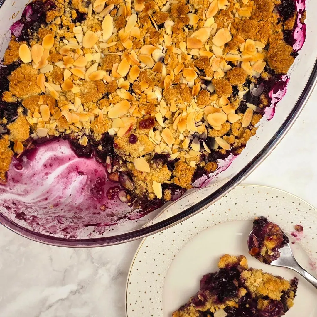 Crumble aux myrtilles et poudre d’amande un crumble myrtille et poudre d'amande dans un plat