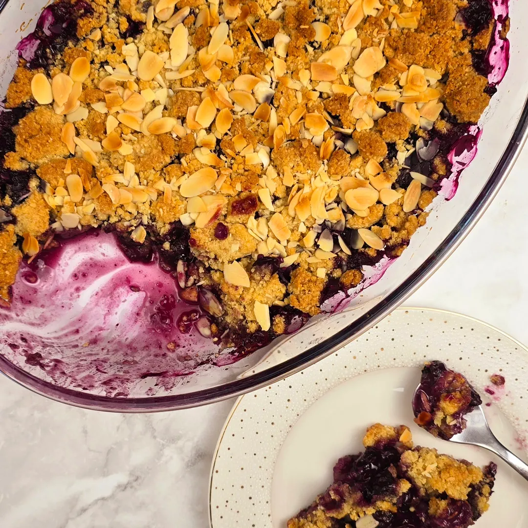 un crumble myrtille et poudre d'amande dans un plat