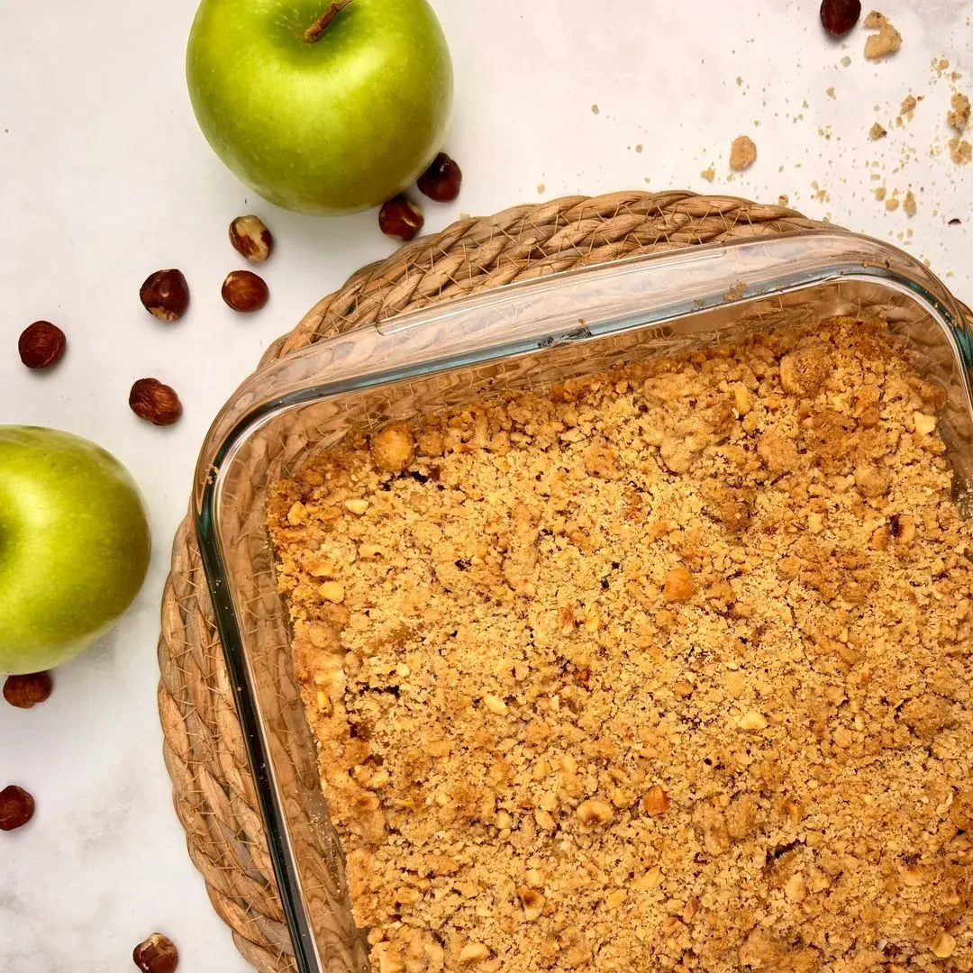 Crumble aux pommes et noisettes crumble pommes noisette sur un plan de travail blanc