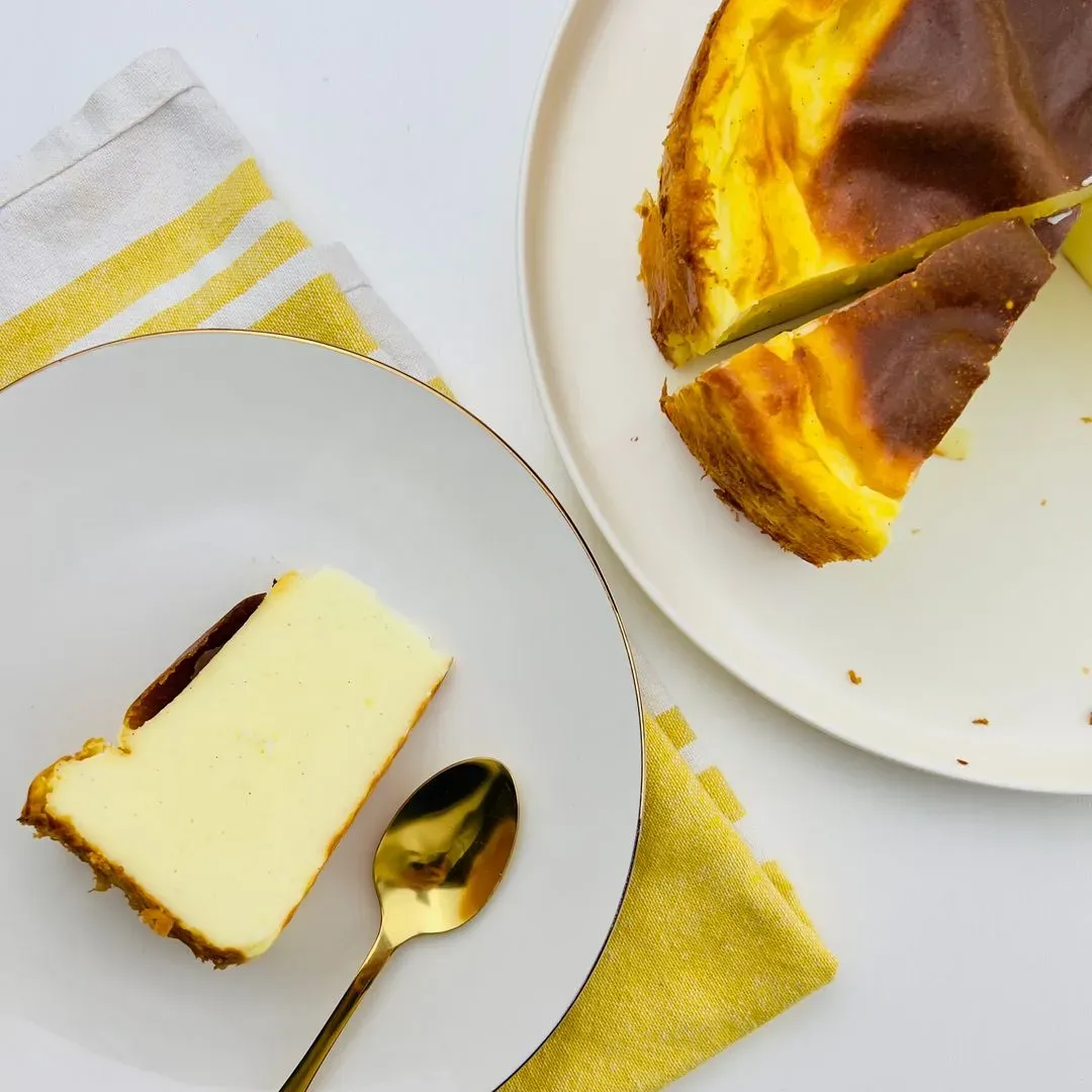 Flan pâtissier sans pâte Une part de flan patissier sans pâte sur une assiette