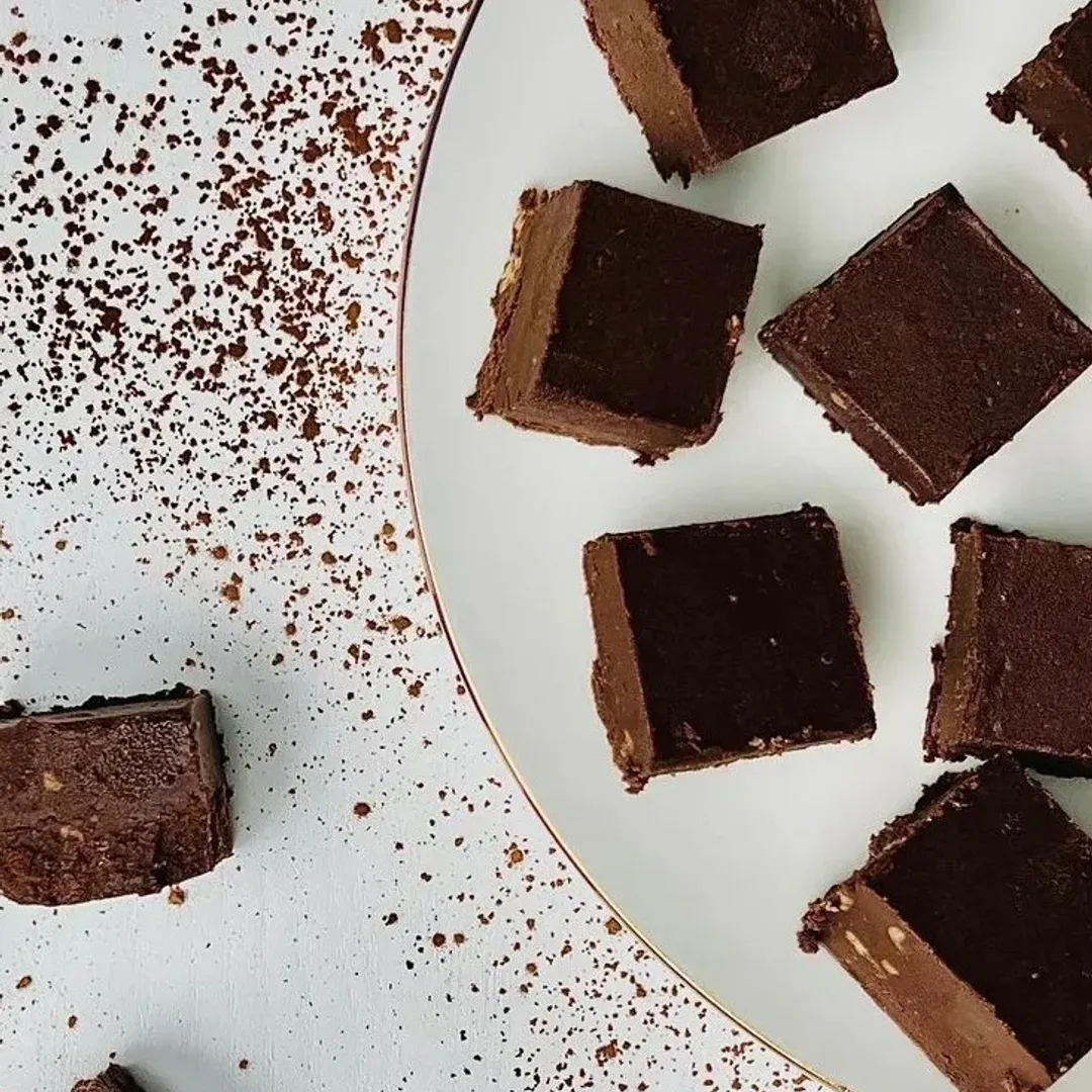 Fudge au chocolat des fudges au chocolat coupés en carré sur une assiette