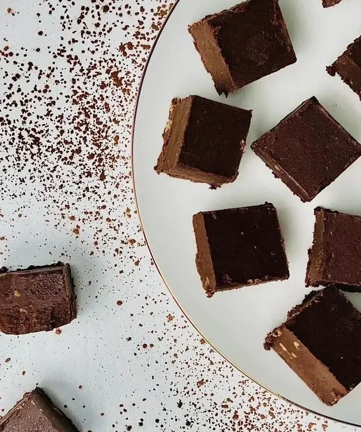 Fudge au chocolat des fudges au chocolat coupés en carré sur une assiette