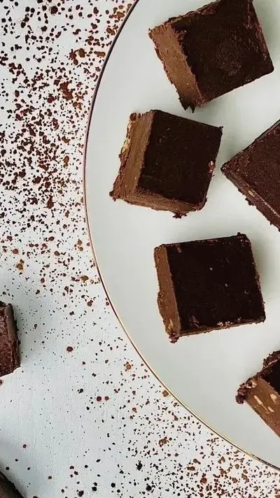 des fudges au chocolat coupés en carré sur une assiette