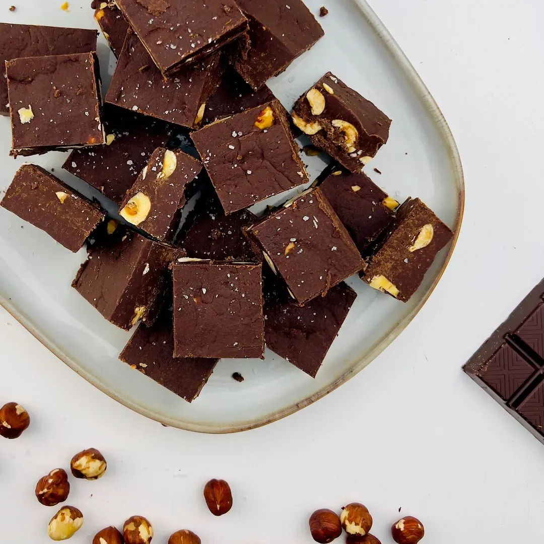 une pile de fuge au chocolat disposée sur un plat sur un plan de travail