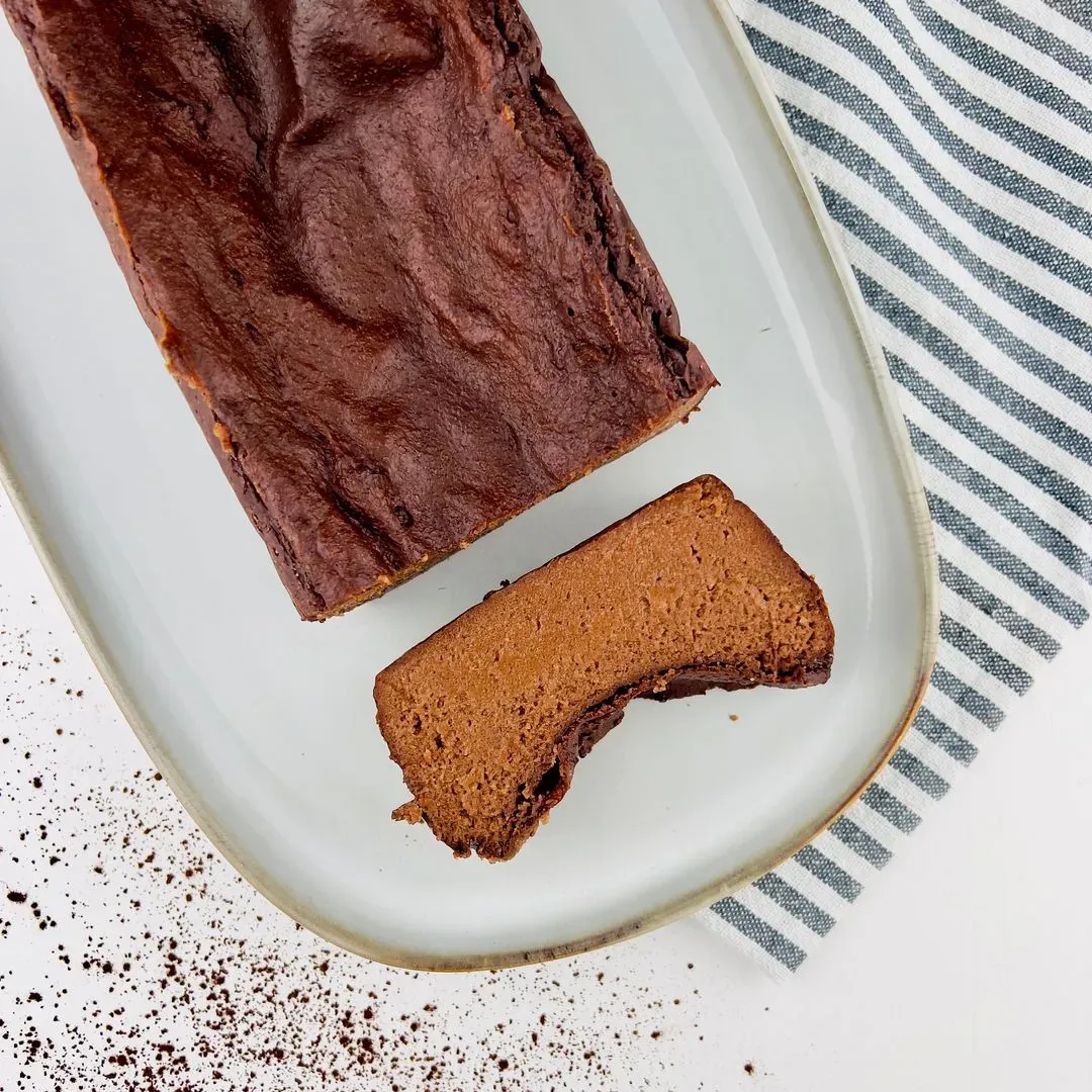 Un gateau à la semoule et au chocolat sur une assiette