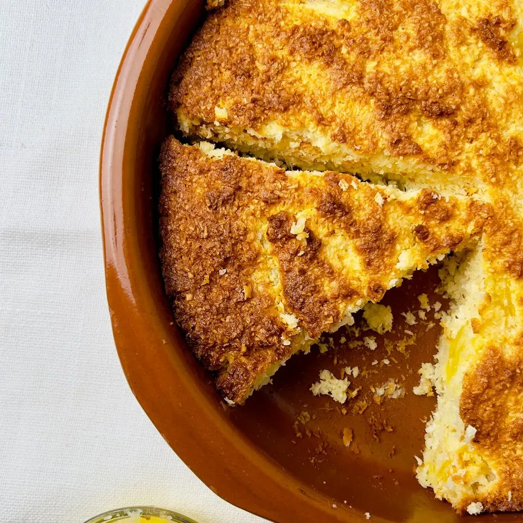 gateau ananas coco dans un moule avec une part coupée