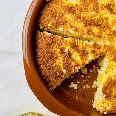 gateau ananas coco dans un moule avec une part coupée