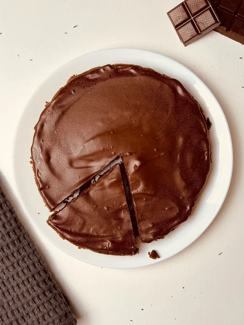 un gateau au chocolat sur une assiette