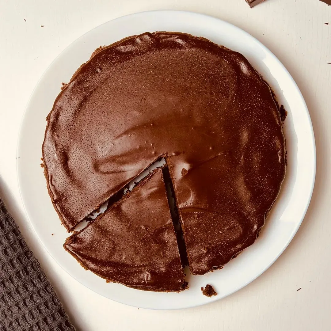 un gateau au chocolat sur une assiette