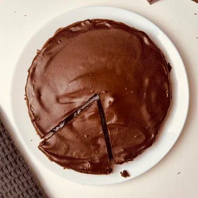un gateau au chocolat sur une assiette