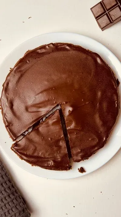 un gateau au chocolat sur une assiette