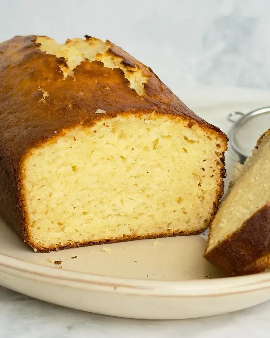 gateau au lait concentré cuit sur une assiette