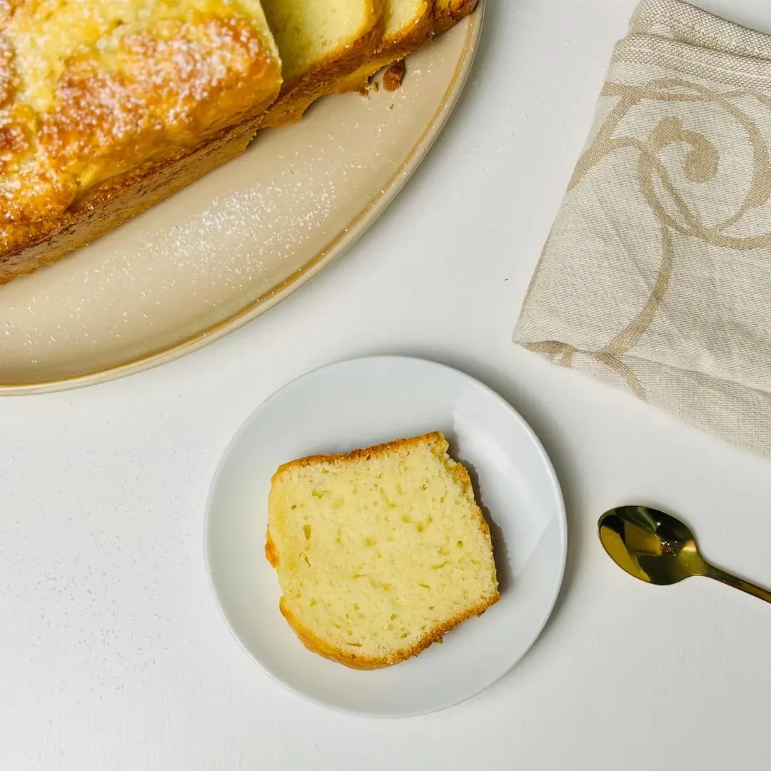 une part d'un gateau au yaourt sur une assiette